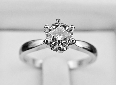 Round cut diamond engagement ring